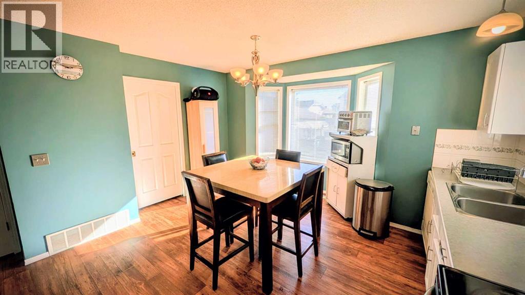 226 Erin Circle Se, Calgary, Alberta  T2B 3K1 - Photo 4 - A2255156