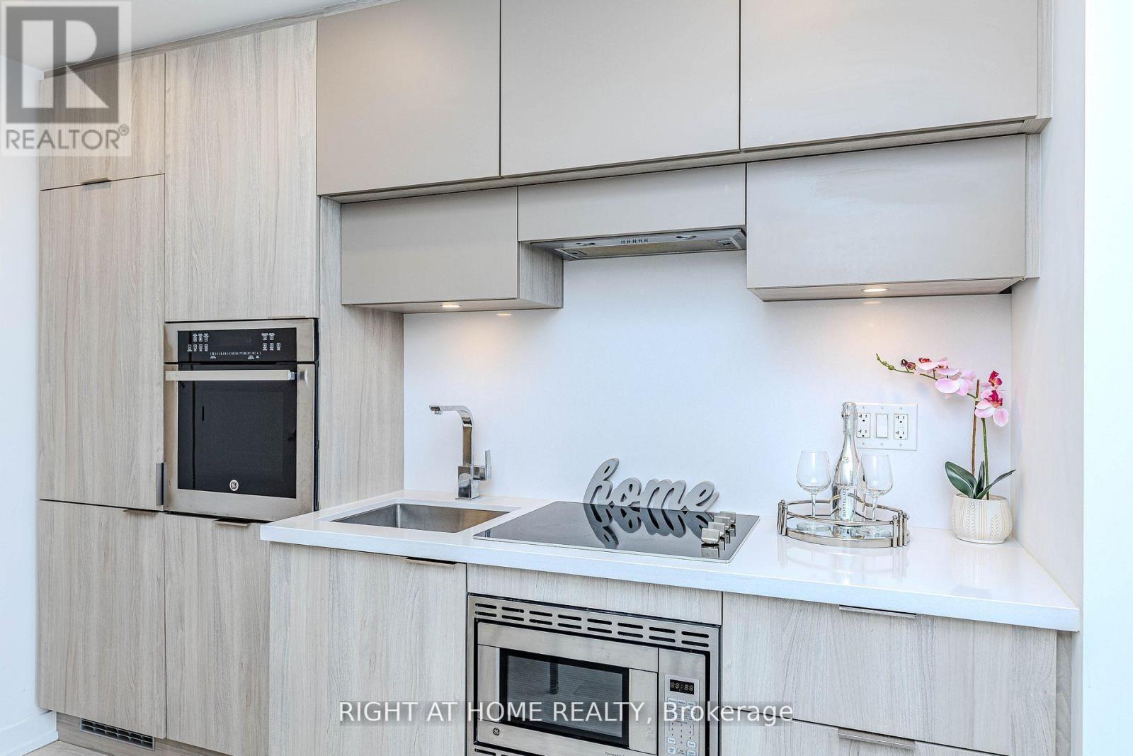 1301 - 39 Roehampton Avenue, Toronto, Ontario  M4P 0G1 - Photo 7 - C12745534