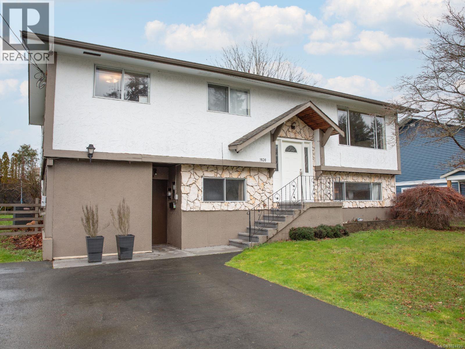 1920 Cougar Cres, Comox, British Columbia