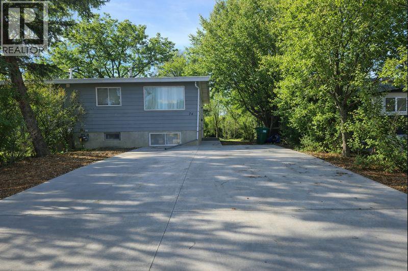 74 Carleton Place W, Lethbridge, Alberta