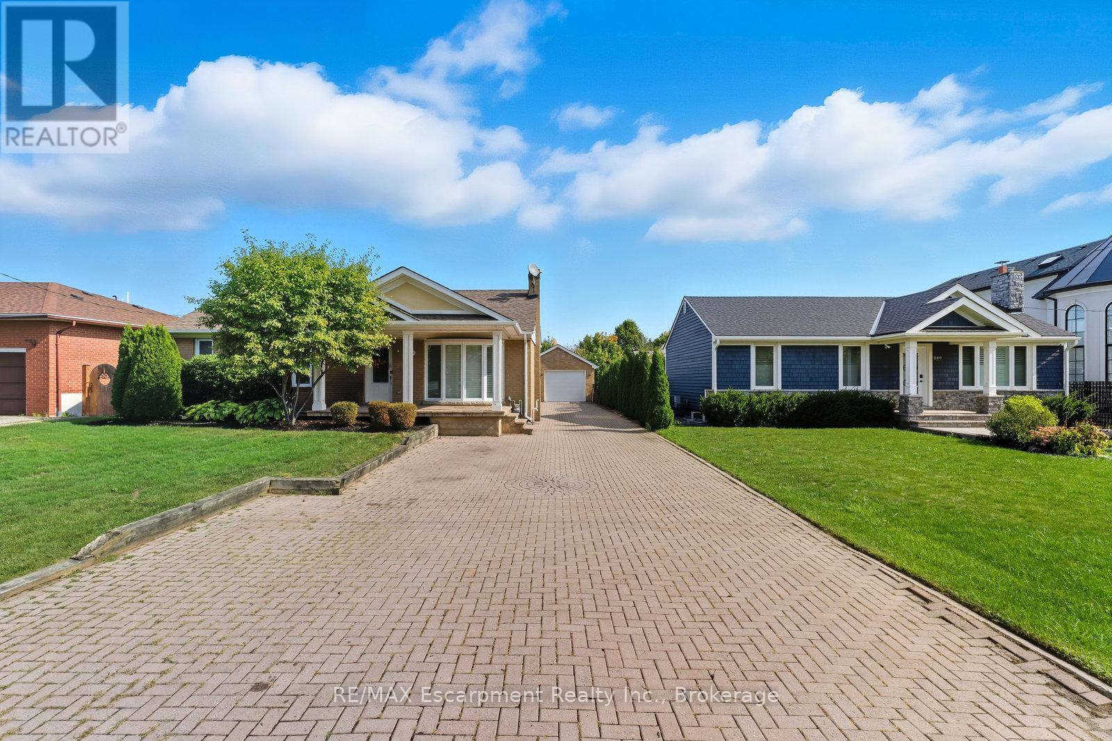 253 Margaret Drive, Oakville, Ontario  L6K 2W3 - Photo 2 - W12442523