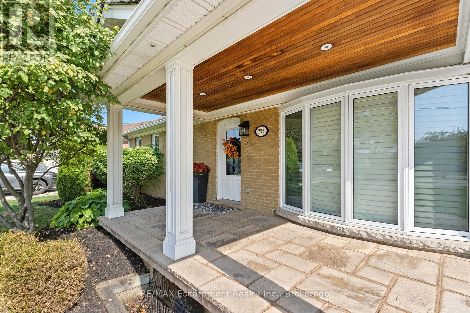 253 Margaret Drive, Oakville, Ontario  L6K 2W3 - Photo 4 - W12442523