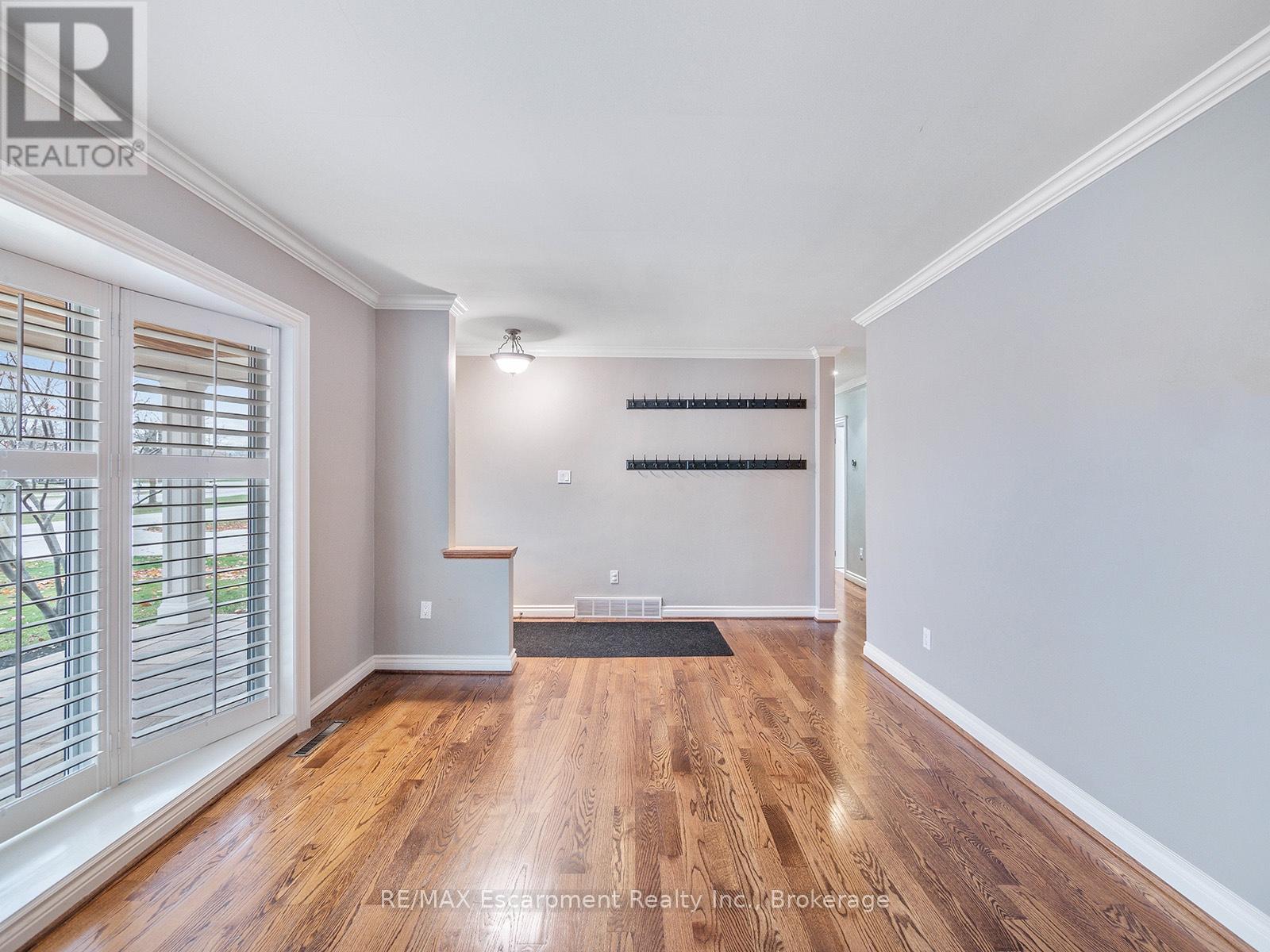 253 Margaret Drive, Oakville, Ontario  L6K 2W3 - Photo 8 - W12442523