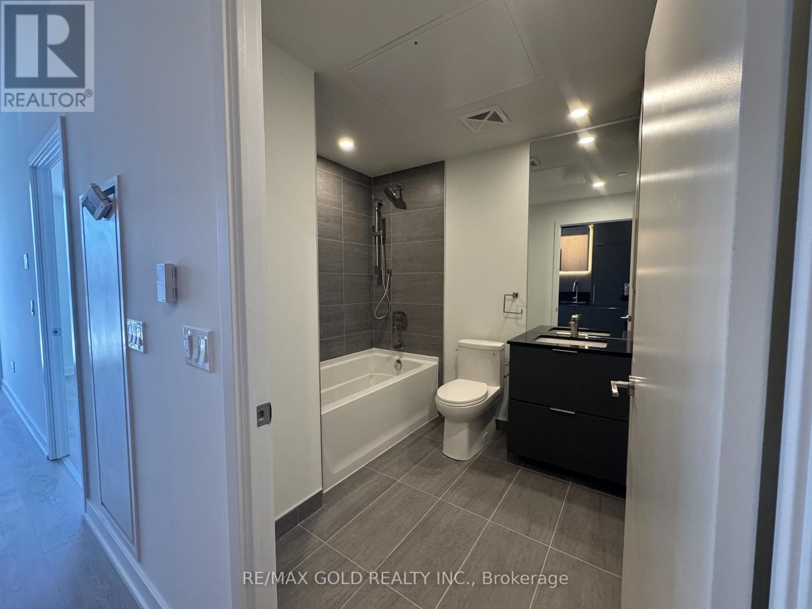 1205 - 1 Fairview Road E, Mississauga, Ontario  L5A 4C6 - Photo 6 - W12745586