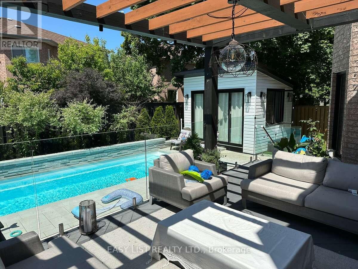 6 DEVONRIDGE CRESCENT, Toronto, Ontario