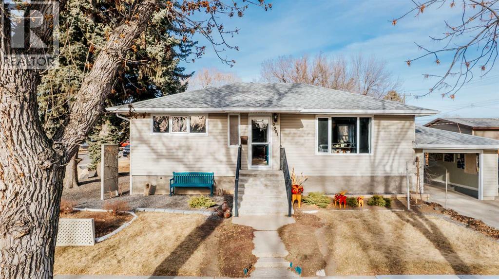 2001 12 Avenue S, Lethbridge, Alberta  T1K 0N8 - Photo 1 - A2279437