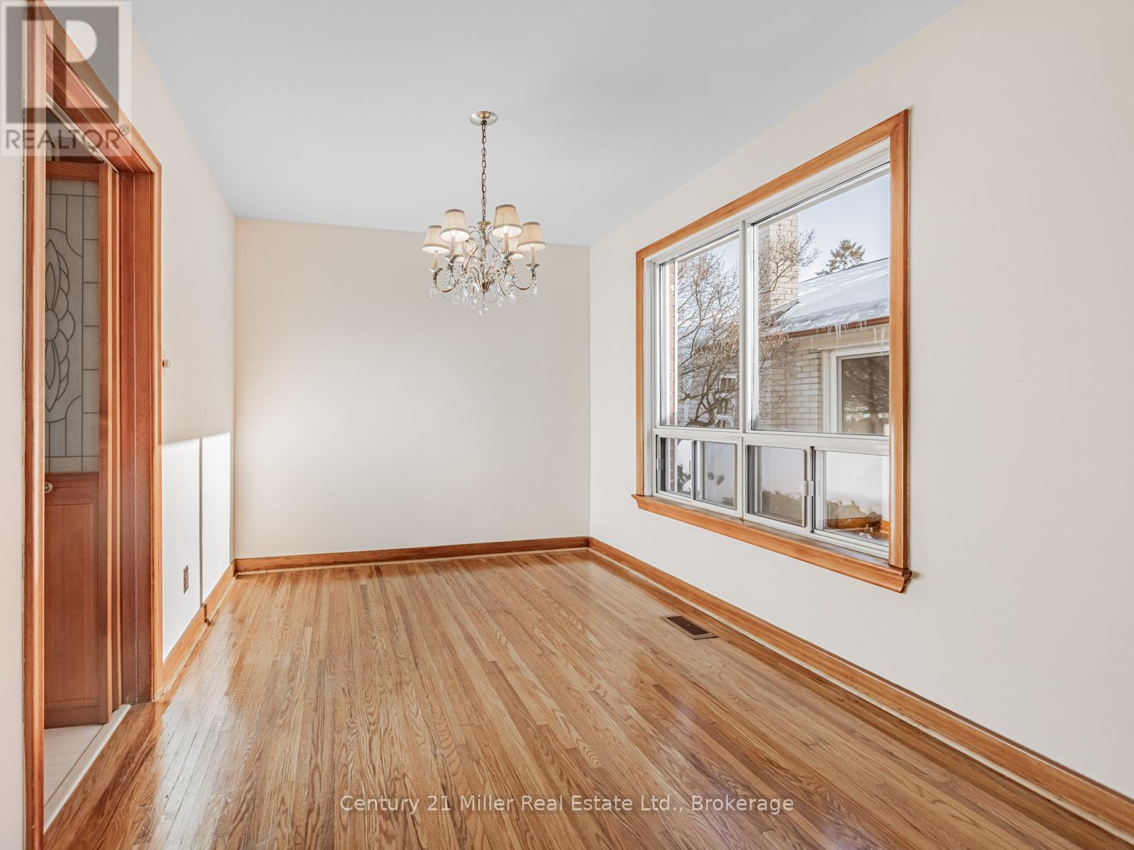 309 Queen Mary Drive, Oakville, Ontario  L6K 3L5 - Photo 14 - W12745594