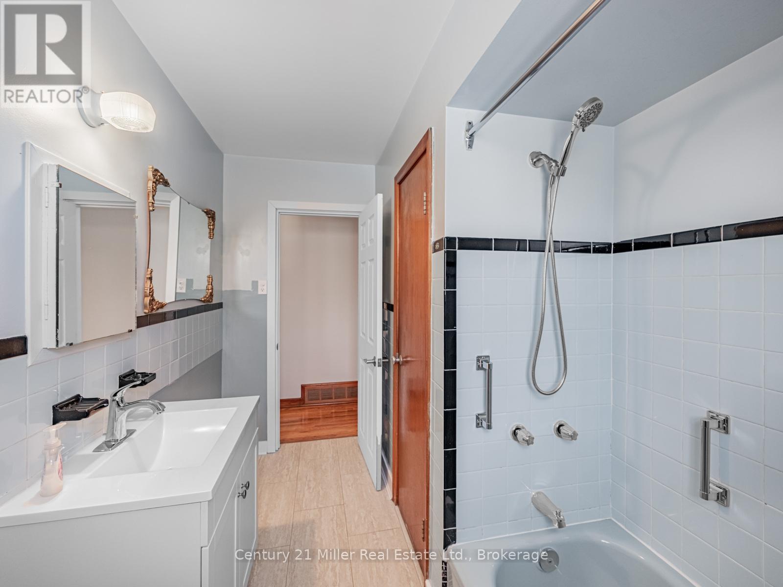 309 Queen Mary Drive, Oakville, Ontario  L6K 3L5 - Photo 22 - W12745594