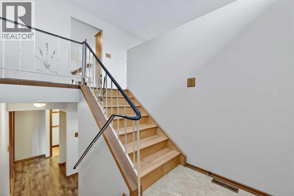 5315 Valiant Drive Nw, Calgary, Alberta  T3A 0Y9 - Photo 2 - A2280764