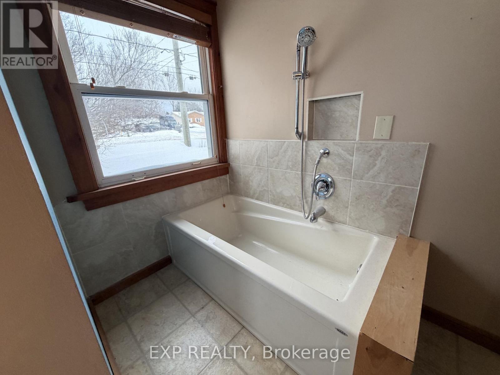 78 Yonge Street N, Springwater, Ontario  L0L 1P0 - Photo 17 - S12725042