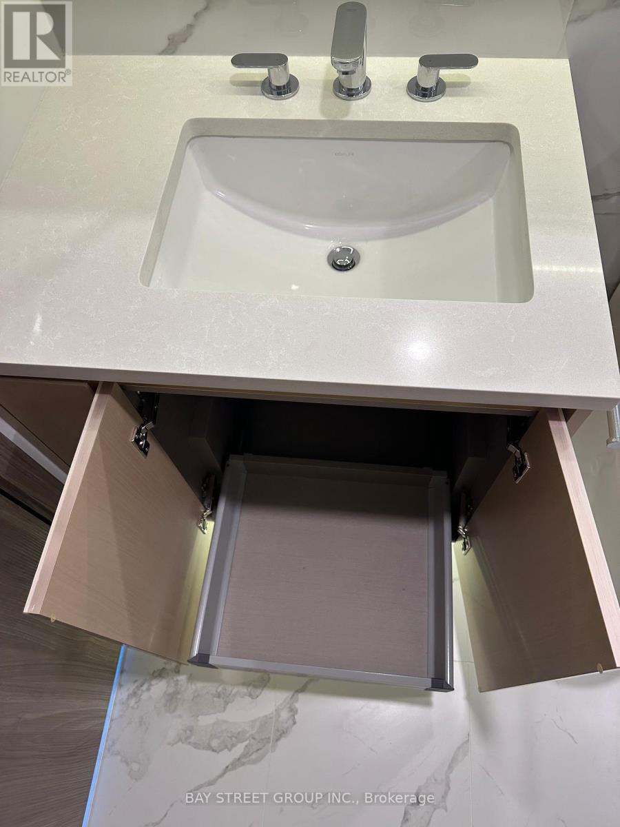 3215 - 3 Concord Cityplace Way, Toronto, Ontario  M5V 0X4 - Photo 14 - C12745710