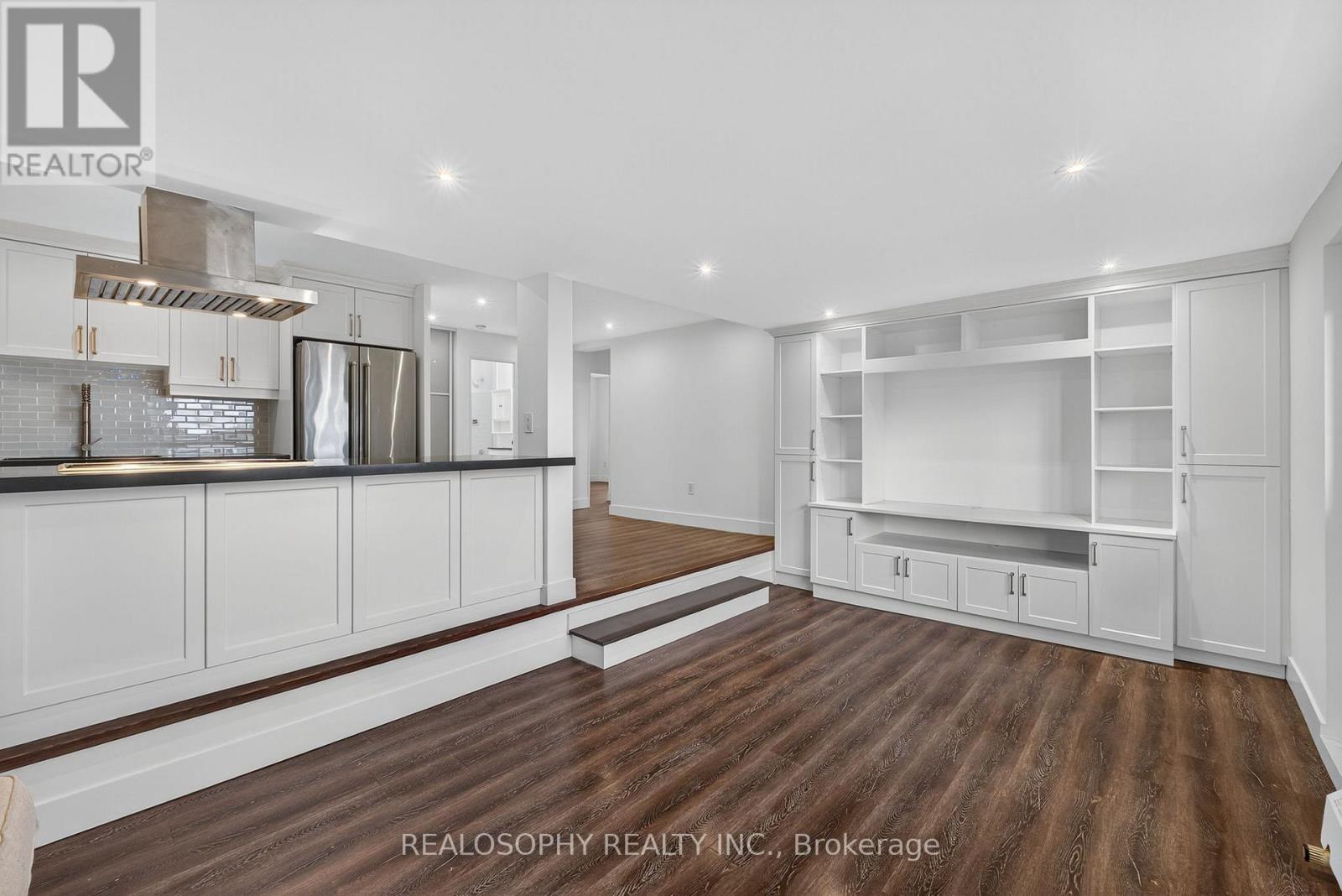 905 - 15 Elizabeth Street N, Mississauga, Ontario  L5G 2Z3 - Photo 4 - W12745706