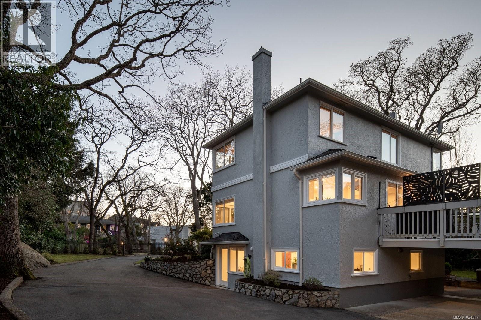 1980 Fairfield Rd, Victoria, British Columbia  V8S 1H4 - Photo 2 - 1024217