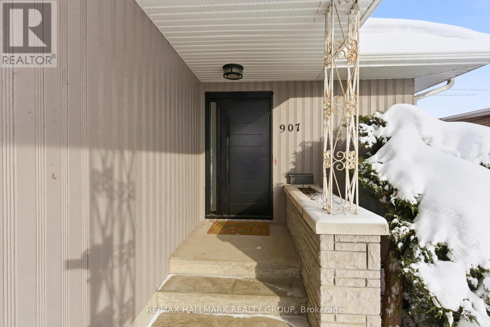 907 Innswood Drive, Ottawa, Ontario  K2A 3R9 - Photo 4 - X12745792