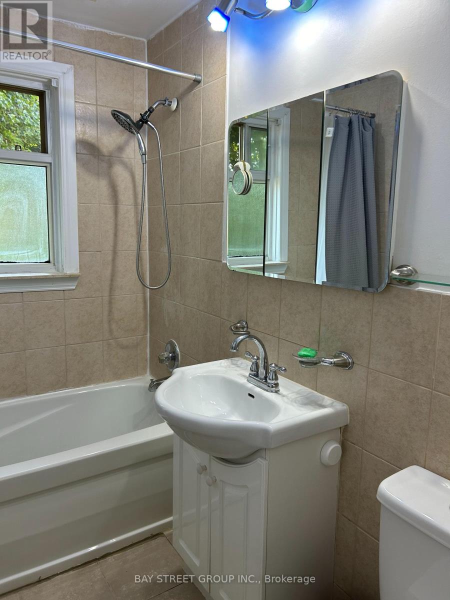 Main - 93 Cartier Crescent, Richmond Hill (Crosby), Ontario  L4C 2N3 - Photo 10 - N12745904