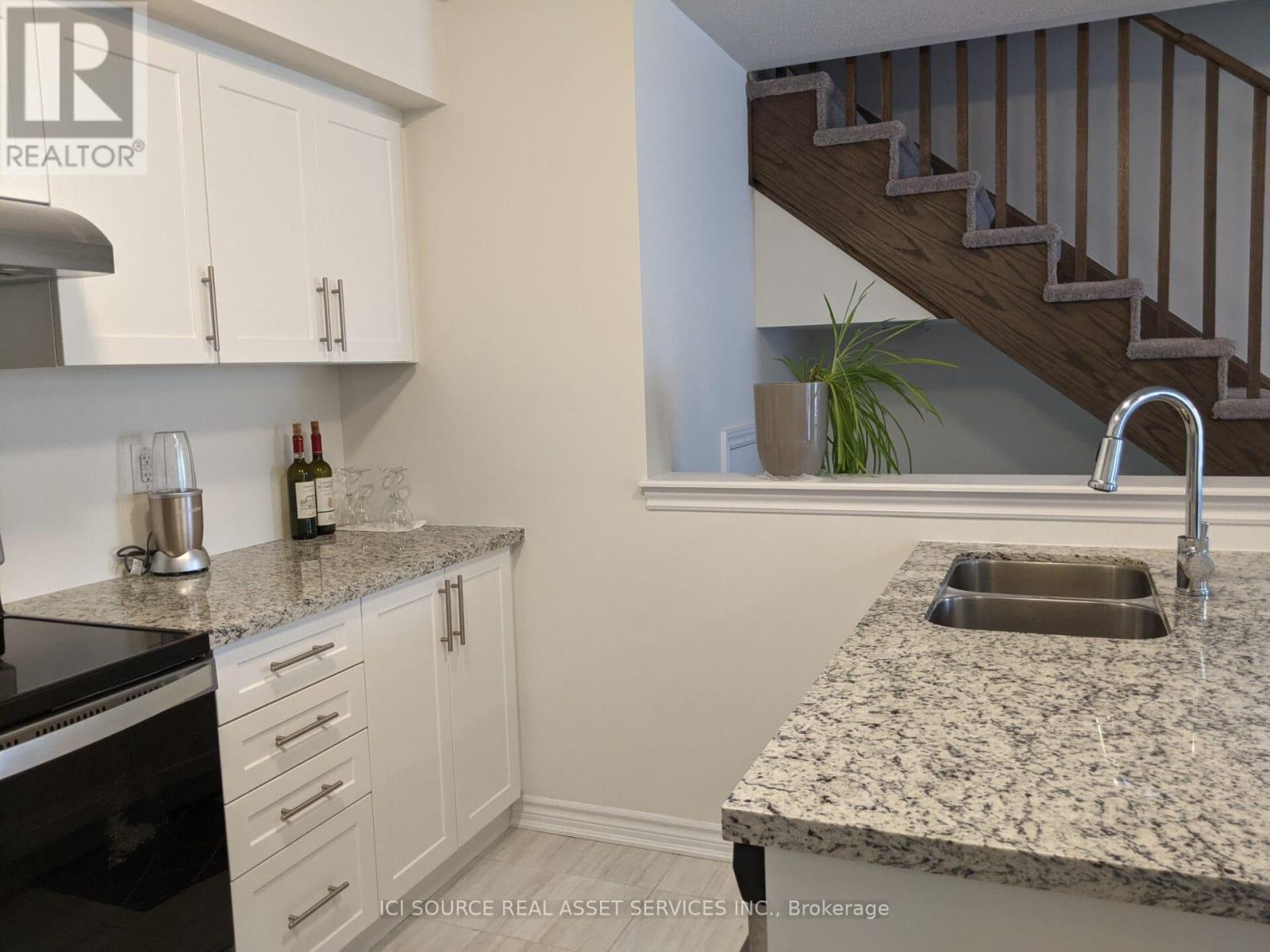 18 Mappin Way, Whitby, Ontario  L1R 0R4 - Photo 4 - E12698362