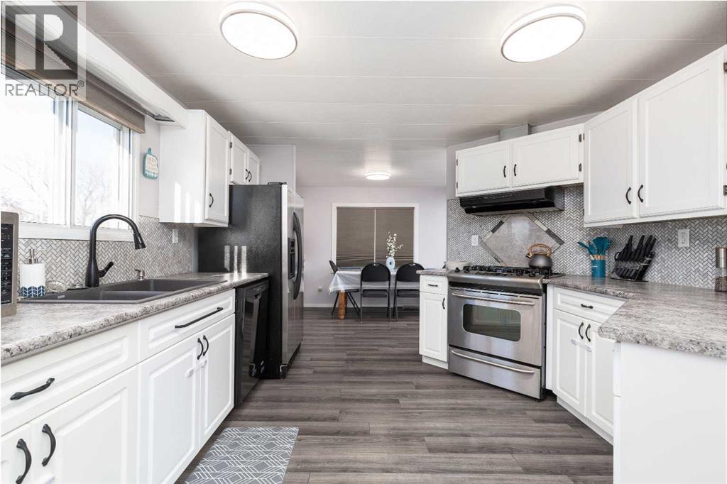 356 N 300 Street E, Raymond, Alberta  T0K 2S0 - Photo 8 - A2280947