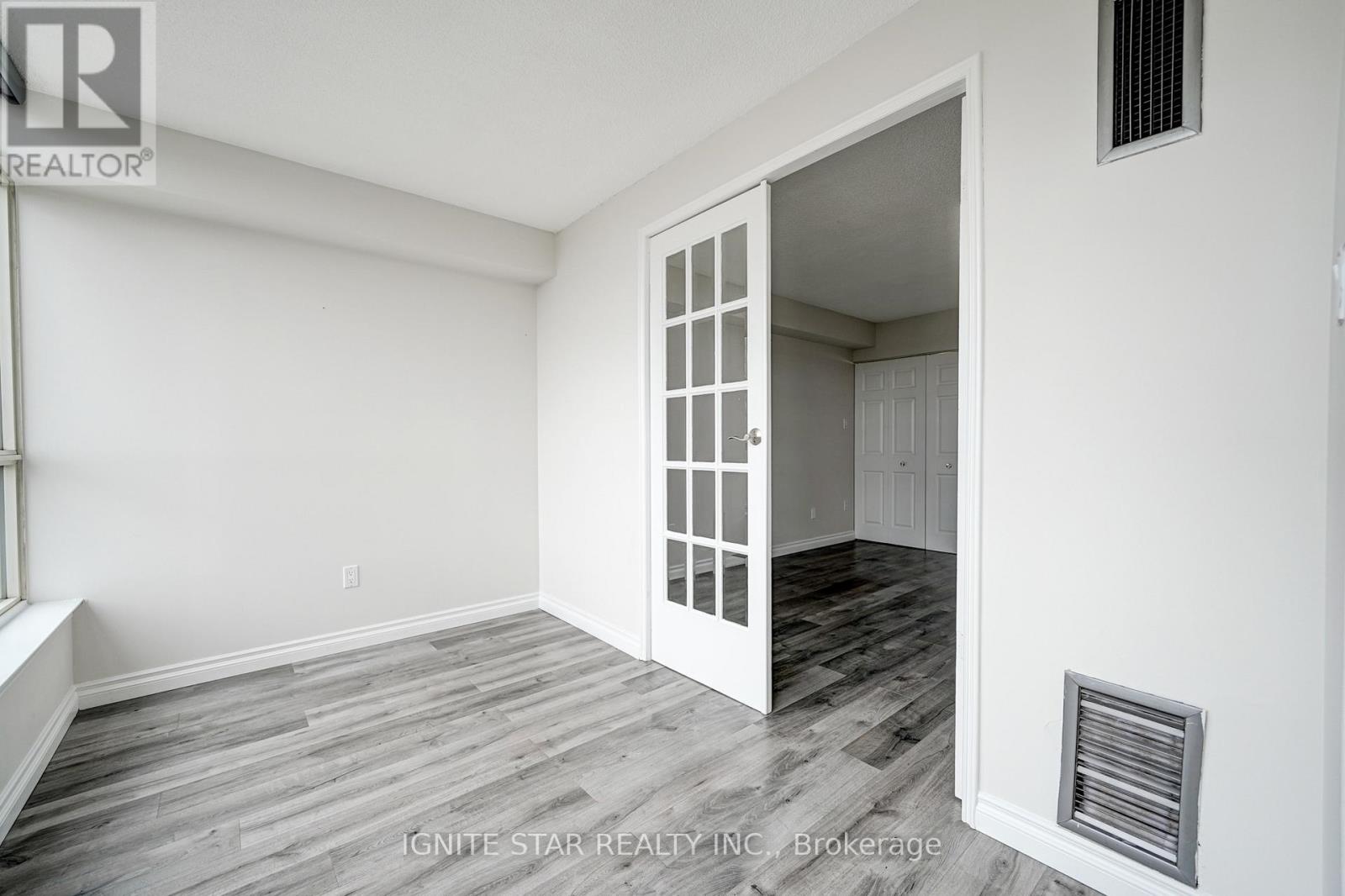 801 - 55 Elm Drive W, Mississauga, Ontario  L5B 3Z3 - Photo 13 - W12746066