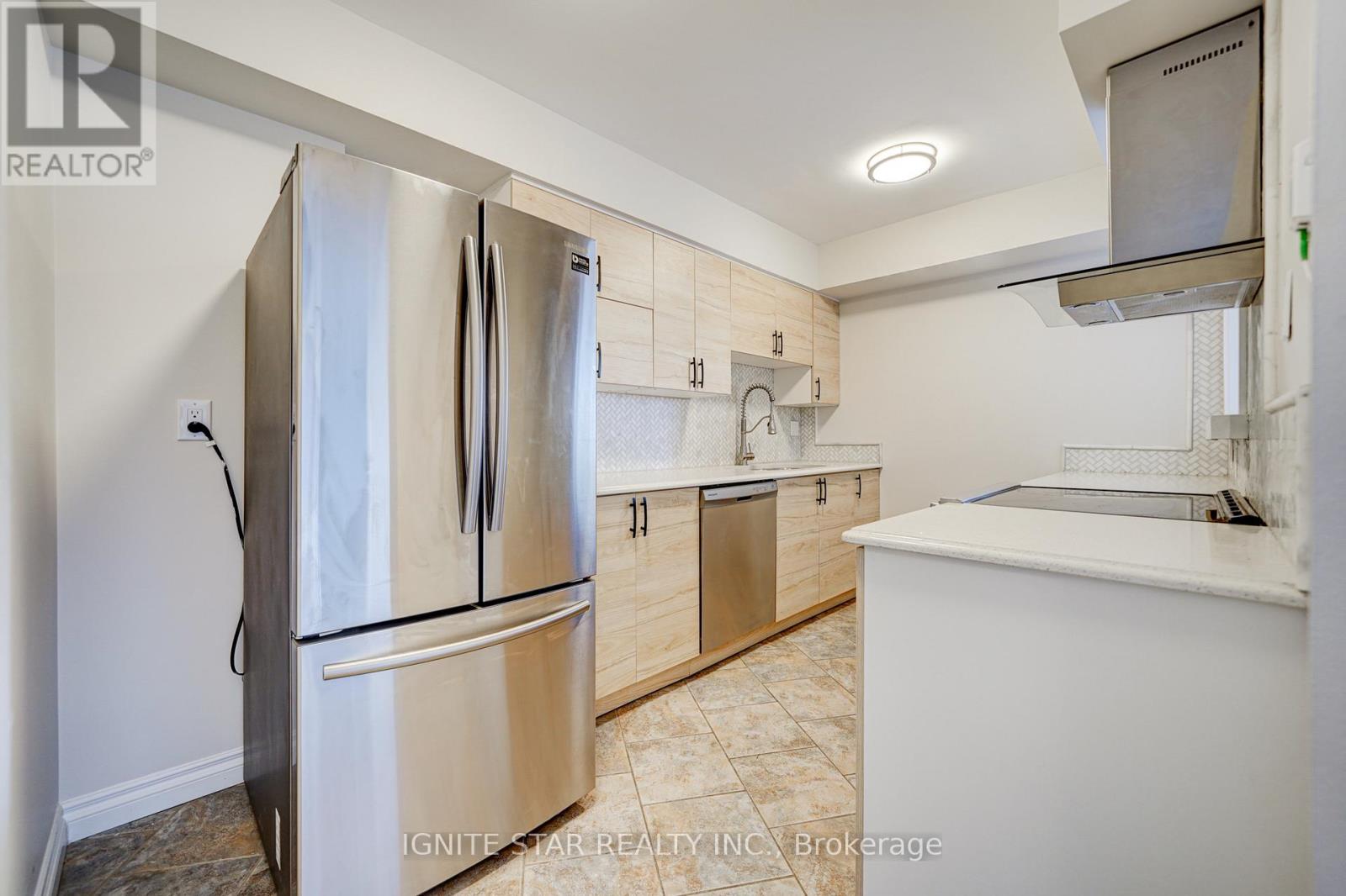 801 - 55 Elm Drive W, Mississauga, Ontario  L5B 3Z3 - Photo 3 - W12746066