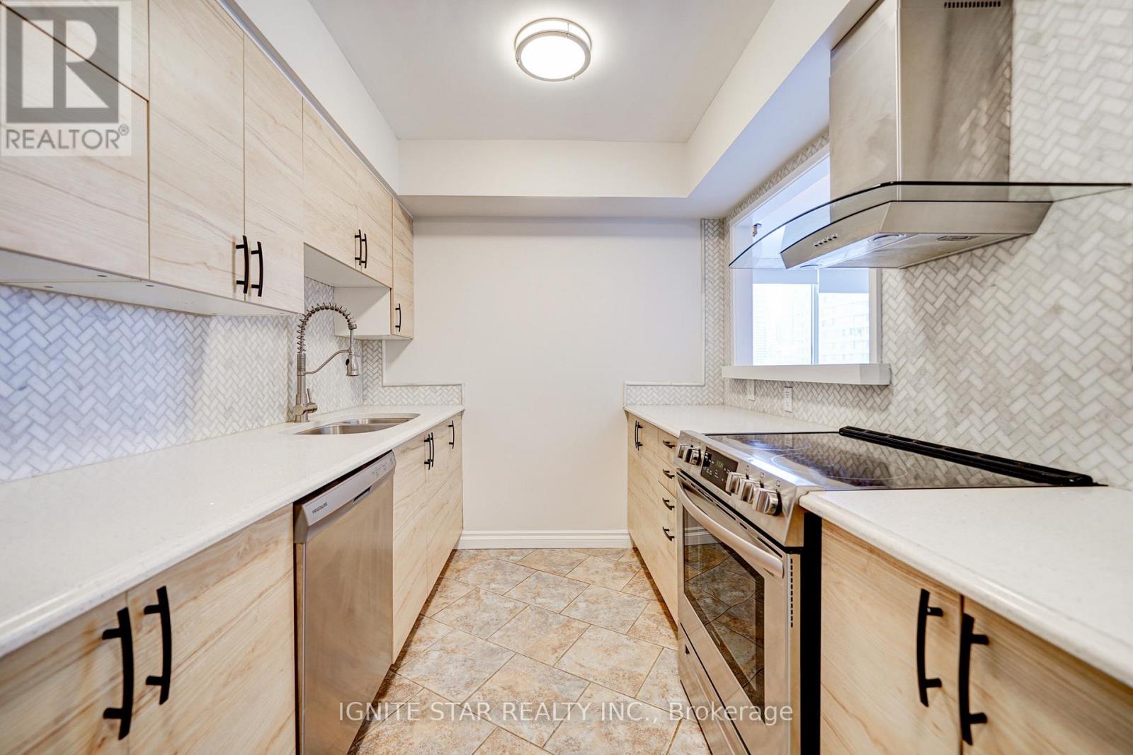 801 - 55 Elm Drive W, Mississauga, Ontario  L5B 3Z3 - Photo 4 - W12746066