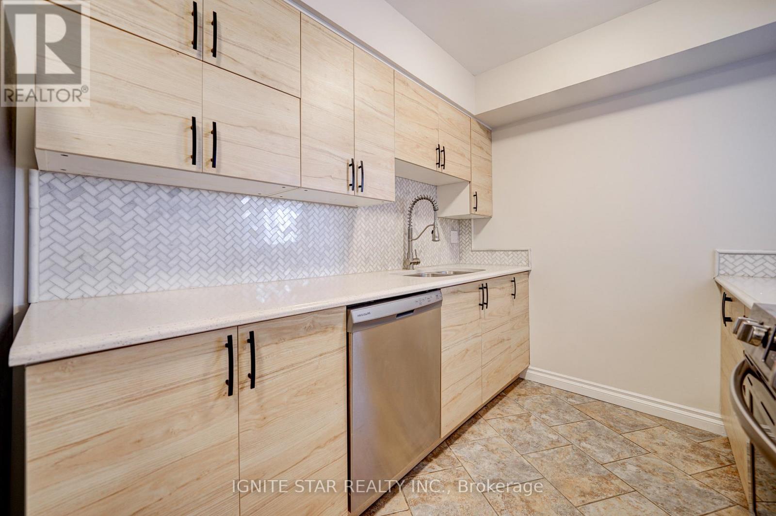 801 - 55 Elm Drive W, Mississauga, Ontario  L5B 3Z3 - Photo 5 - W12746066