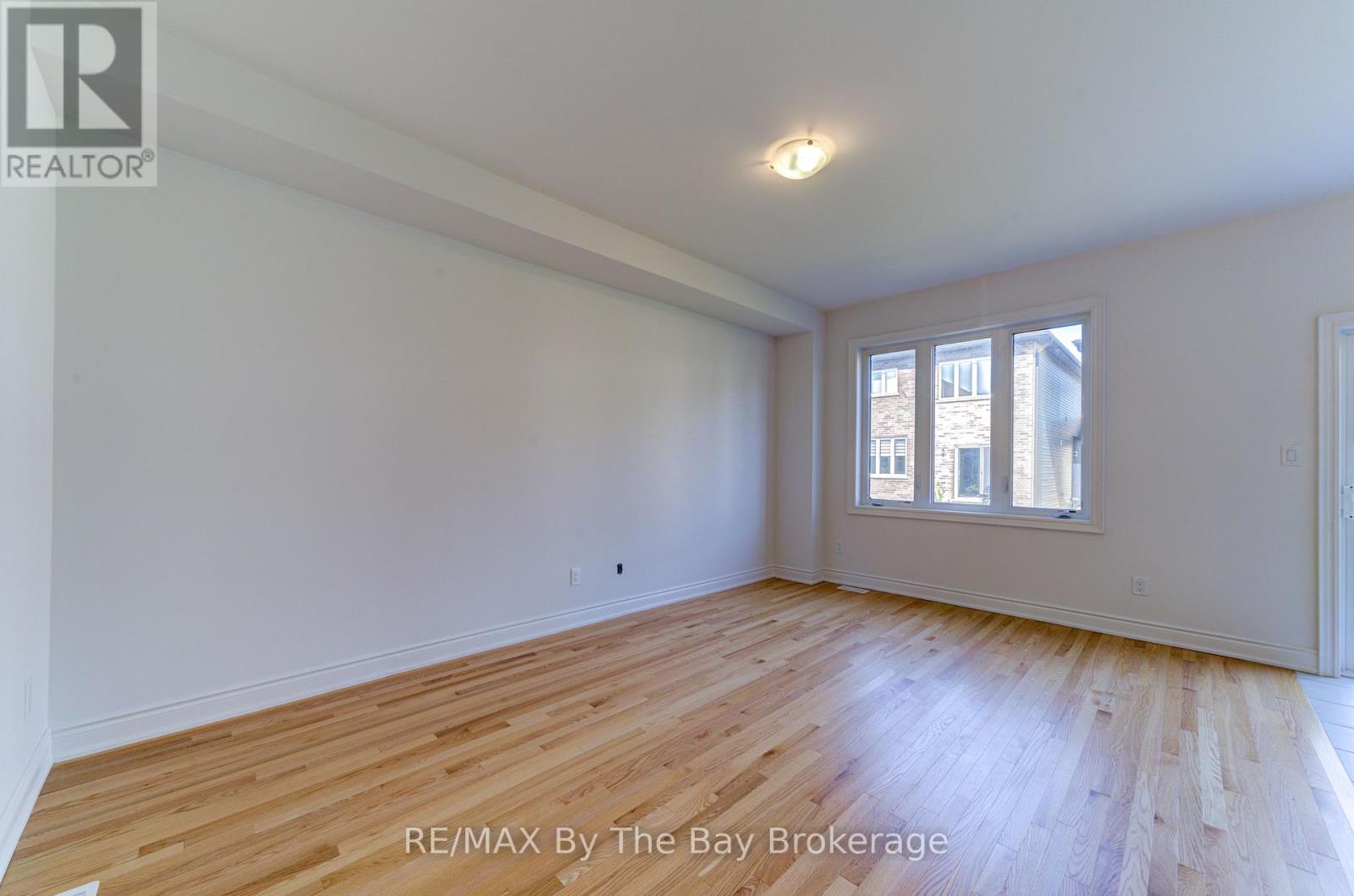 39 Lisa Street, Wasaga Beach, Ontario  L9Z 1J9 - Photo 12 - S12746102