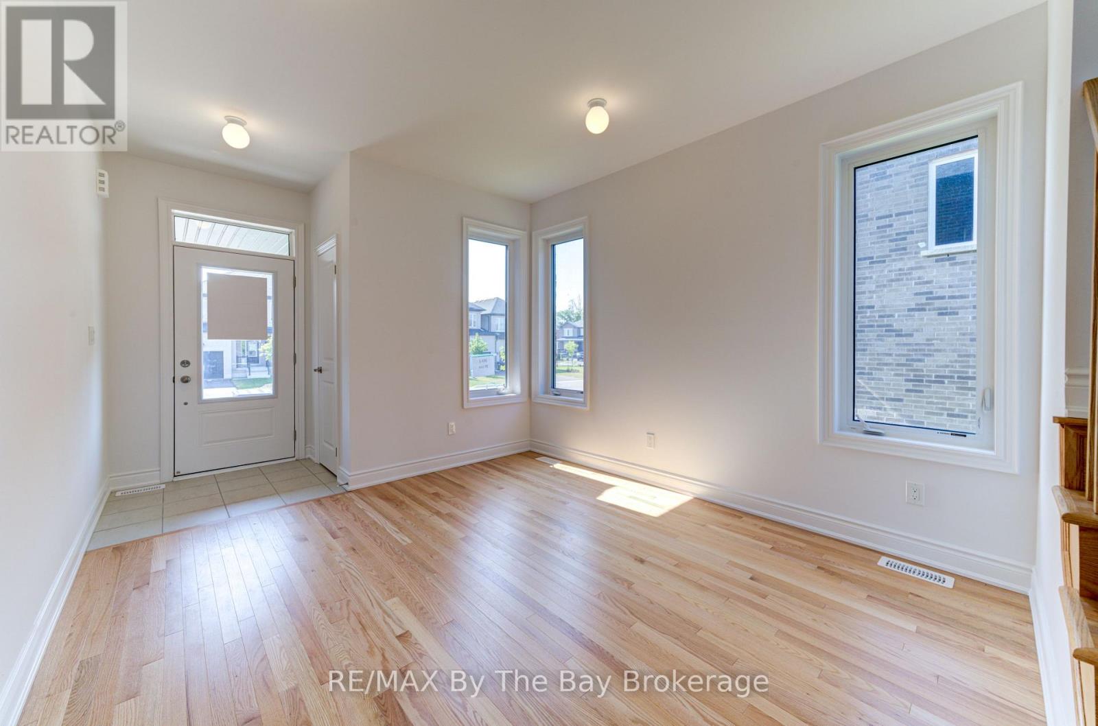 39 Lisa Street, Wasaga Beach, Ontario  L9Z 1J9 - Photo 5 - S12746102