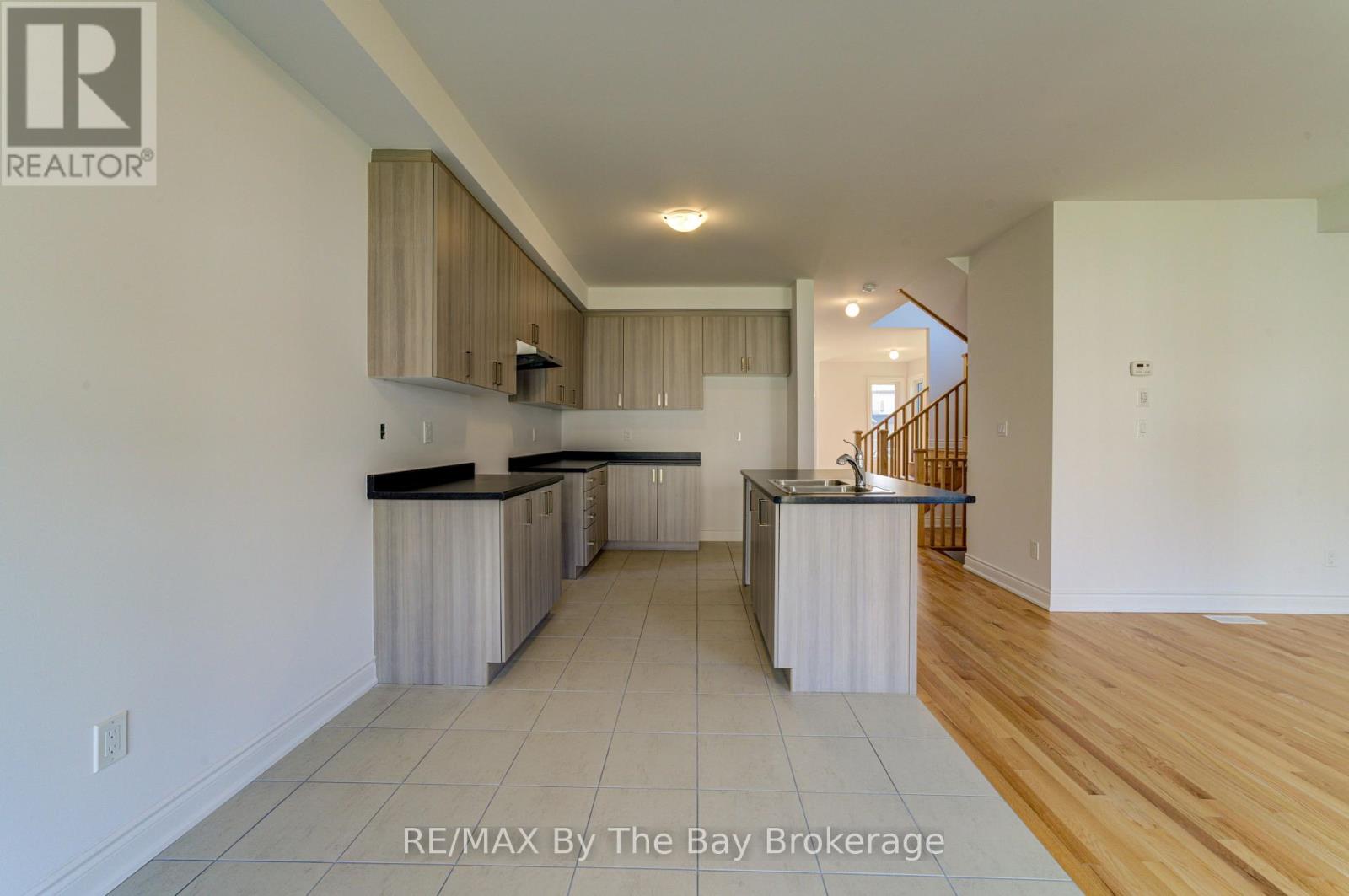 39 Lisa Street, Wasaga Beach, Ontario  L9Z 1J9 - Photo 9 - S12746102