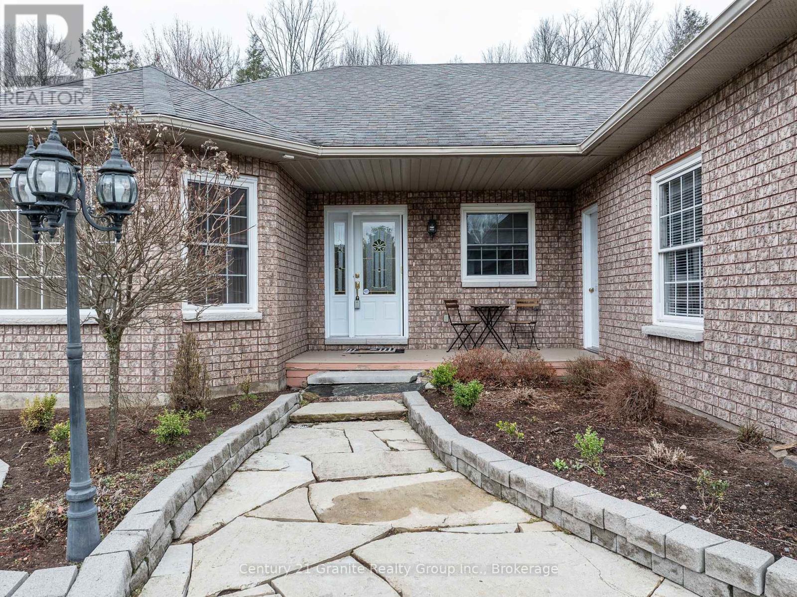 117 Halbiem Crescent, Dysart Et Al (Dysart), Ontario  K0M 1S0 - Photo 3 - X12746120