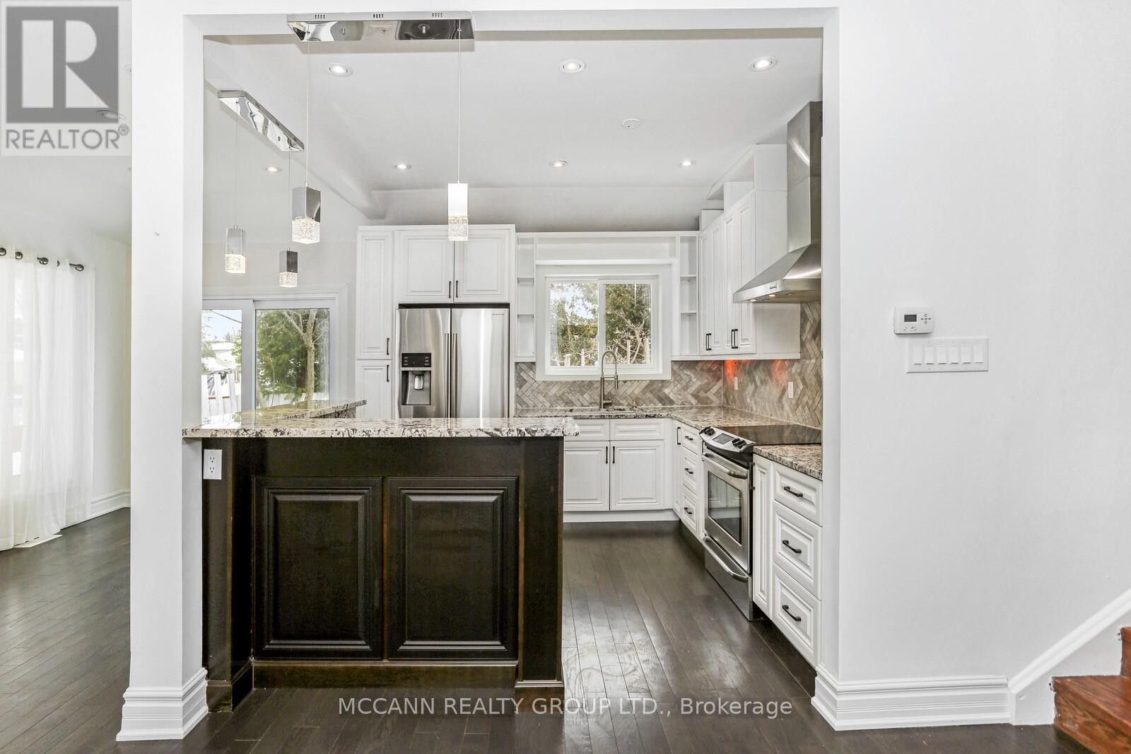 Aurora - 81 Aurora Heights Drive, Aurora (Aurora Heights), Ontario  L4G 2X1 - Photo 10 - N12746132