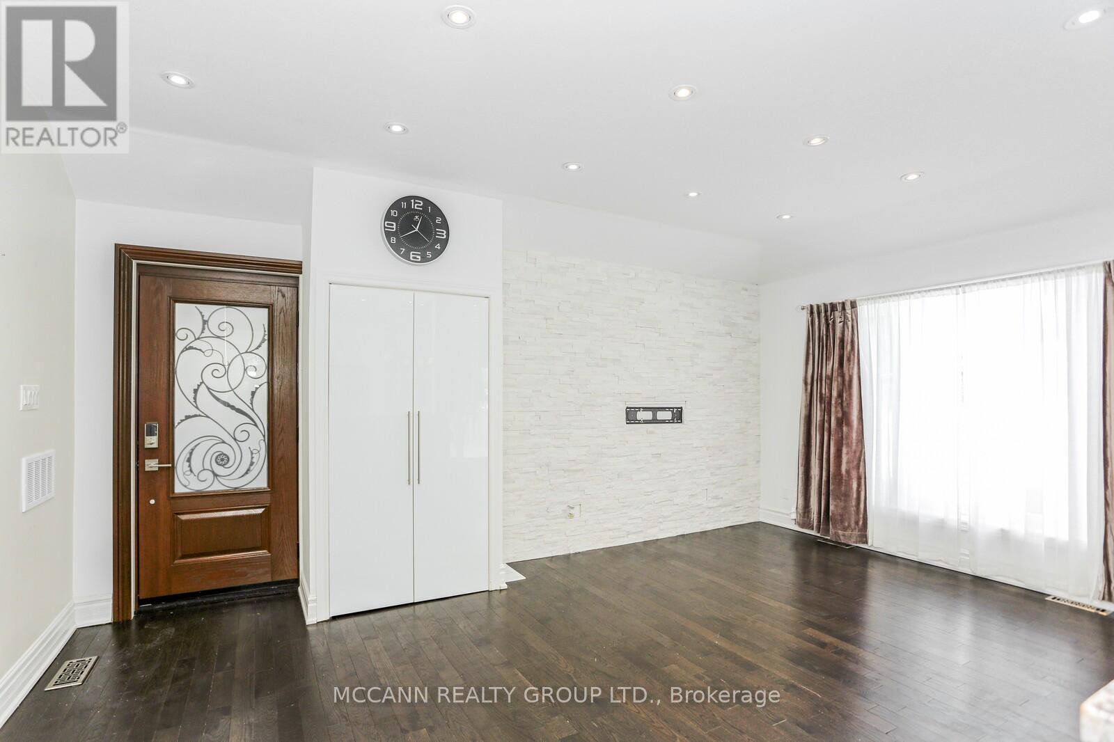 Aurora - 81 Aurora Heights Drive, Aurora (Aurora Heights), Ontario  L4G 2X1 - Photo 4 - N12746132