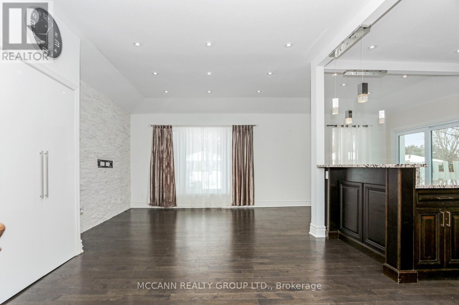 Aurora - 81 Aurora Heights Drive, Aurora (Aurora Heights), Ontario  L4G 2X1 - Photo 7 - N12746132