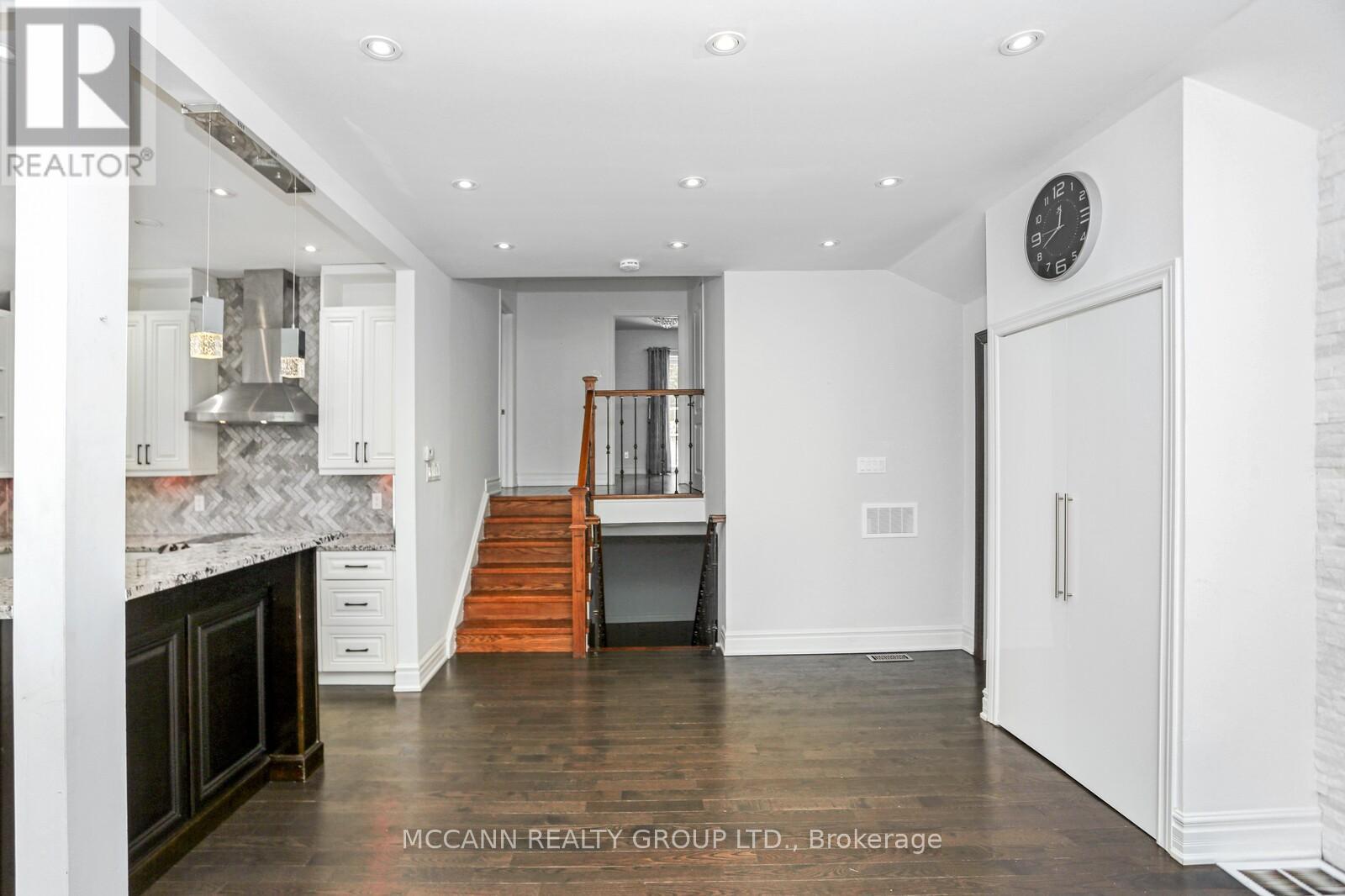 Aurora - 81 Aurora Heights Drive, Aurora (Aurora Heights), Ontario  L4G 2X1 - Photo 9 - N12746132