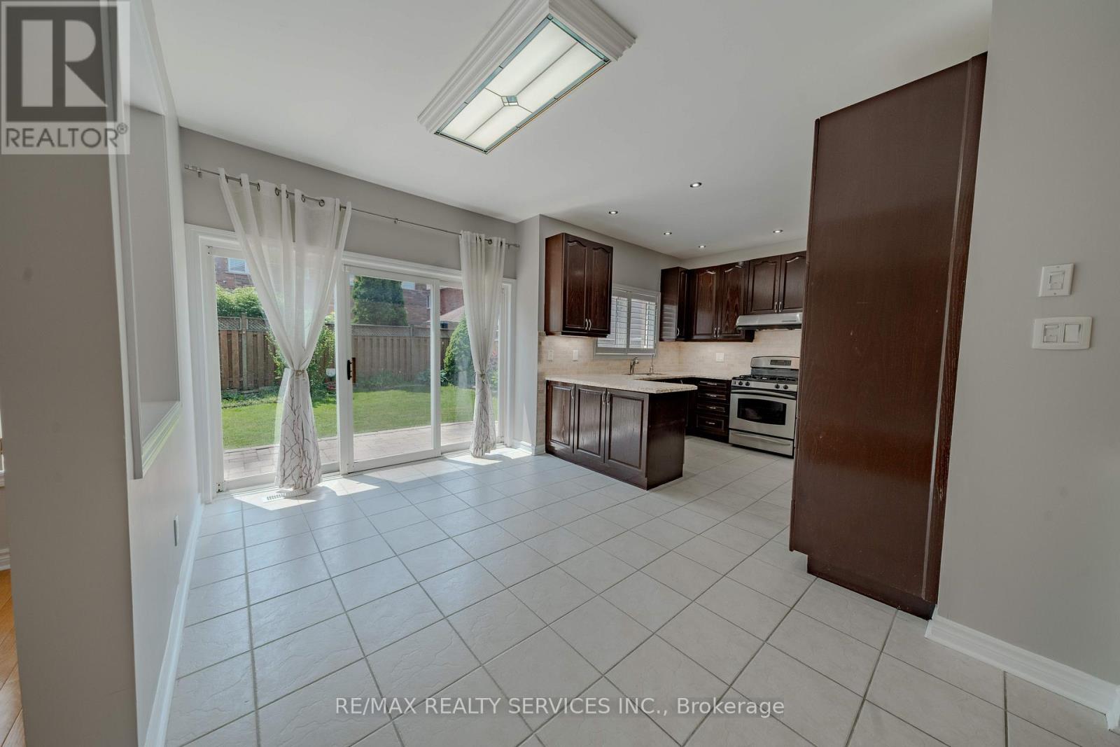 5918 Bassinger Place, Mississauga (Churchill Meadows), Ontario  L5M 6K5 - Photo 16 - W12746104