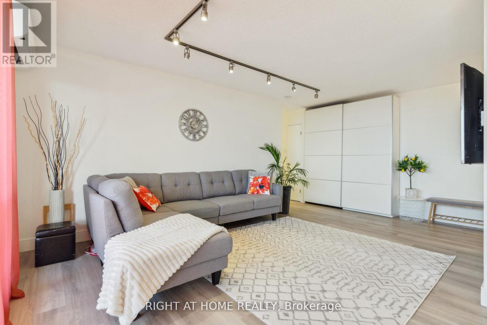 1004 - 2929 Aquitaine Avenue, Mississauga (Meadowvale), Ontario  L5N 2C7 - Photo 5 - W12746128