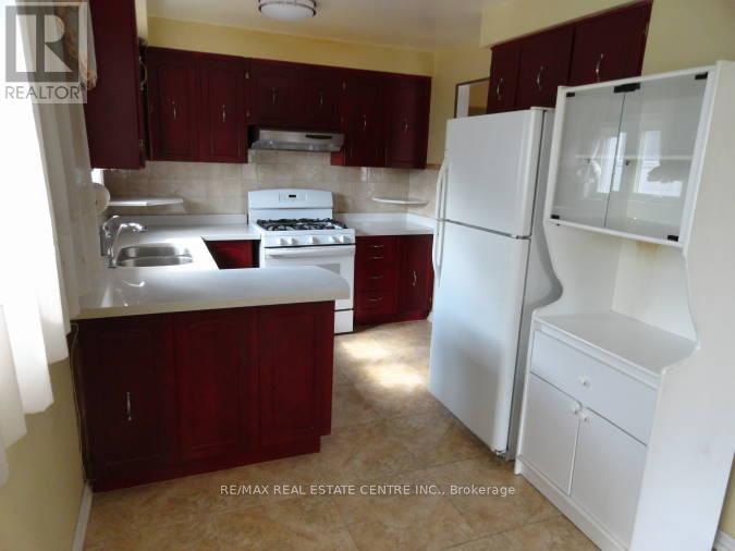 879 Consort Crescent, Mississauga (Erindale), Ontario  L5C 1J8 - Photo 4 - W12746150