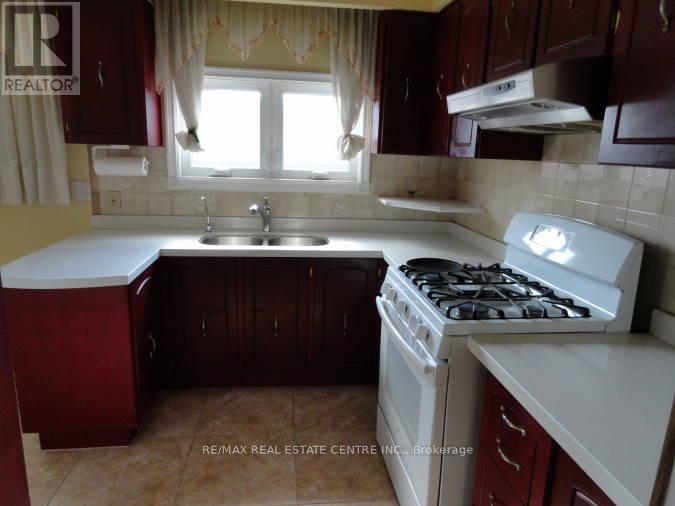 879 Consort Crescent, Mississauga (Erindale), Ontario  L5C 1J8 - Photo 5 - W12746150