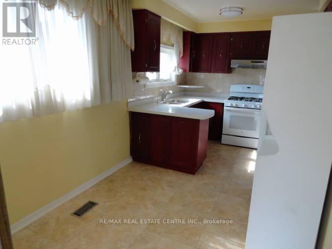 879 Consort Crescent, Mississauga (Erindale), Ontario  L5C 1J8 - Photo 6 - W12746150