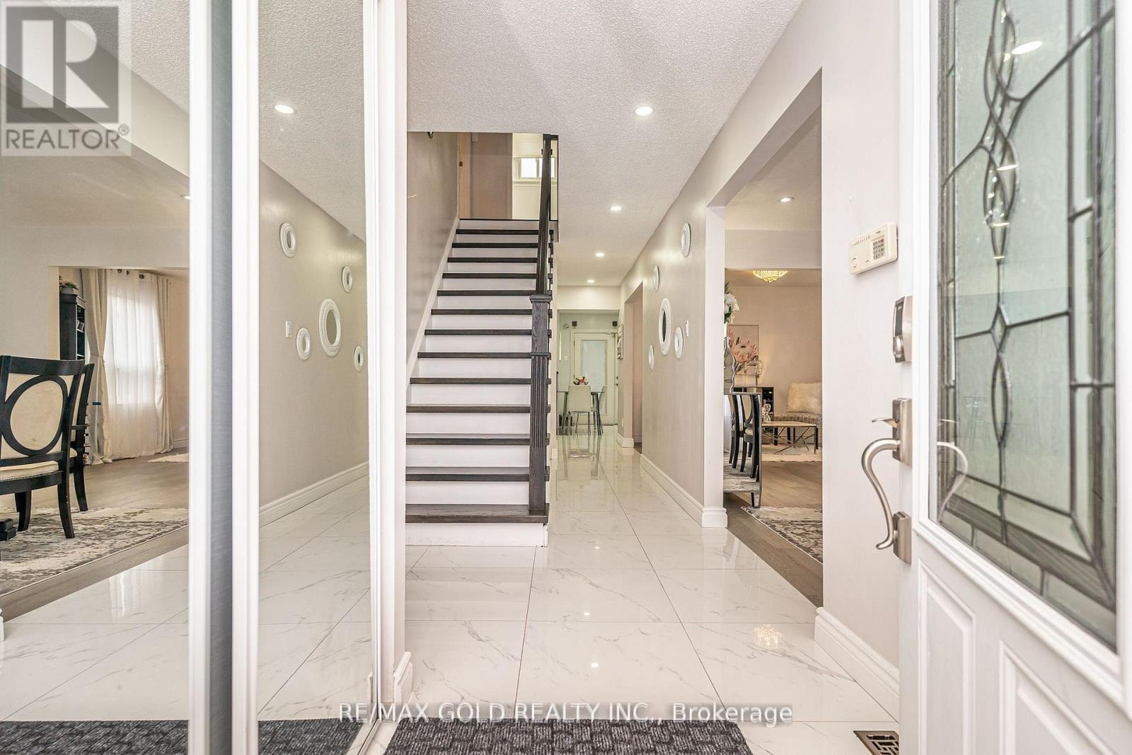 29 Nickel Crescent, Brampton, Ontario  L6S 4V9 - Photo 4 - W12746154