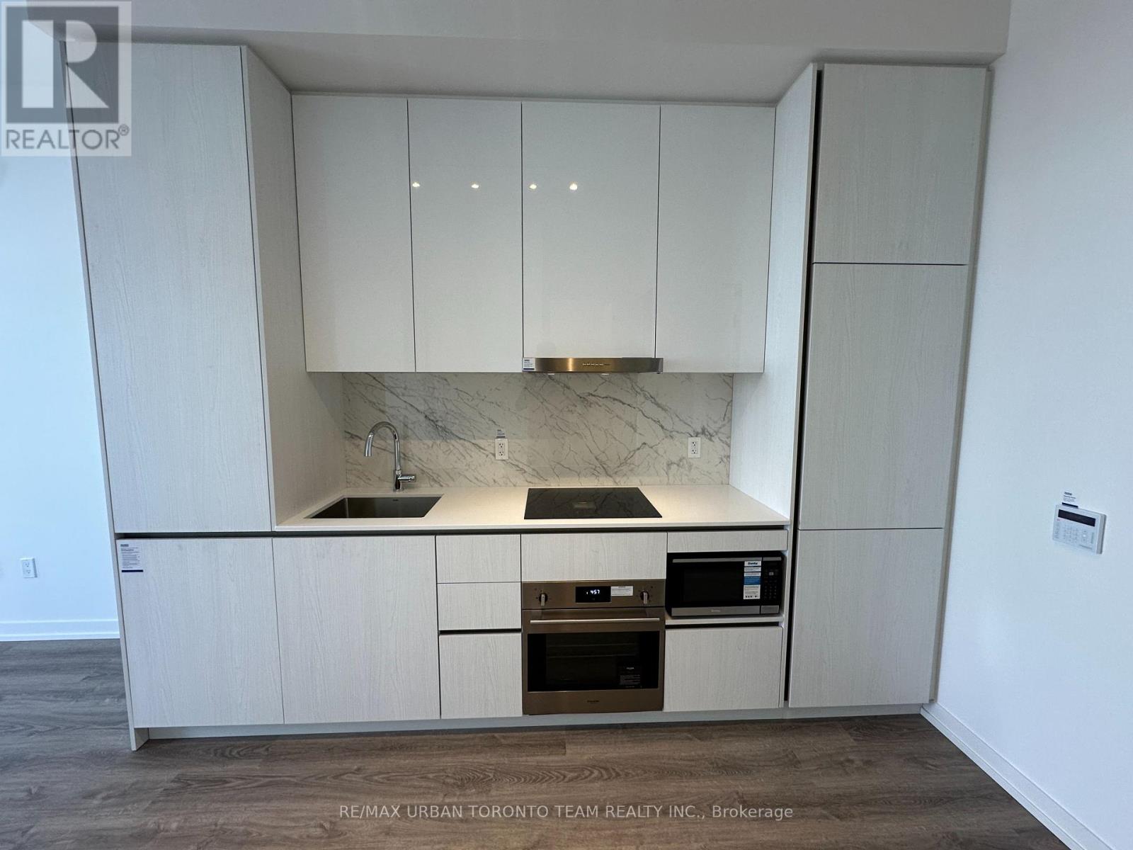 3702 - 8 Interchange Way, Vaughan (Vaughan Corporate Centre), Ontario  L4K 5Z7 - Photo 3 - N12746206