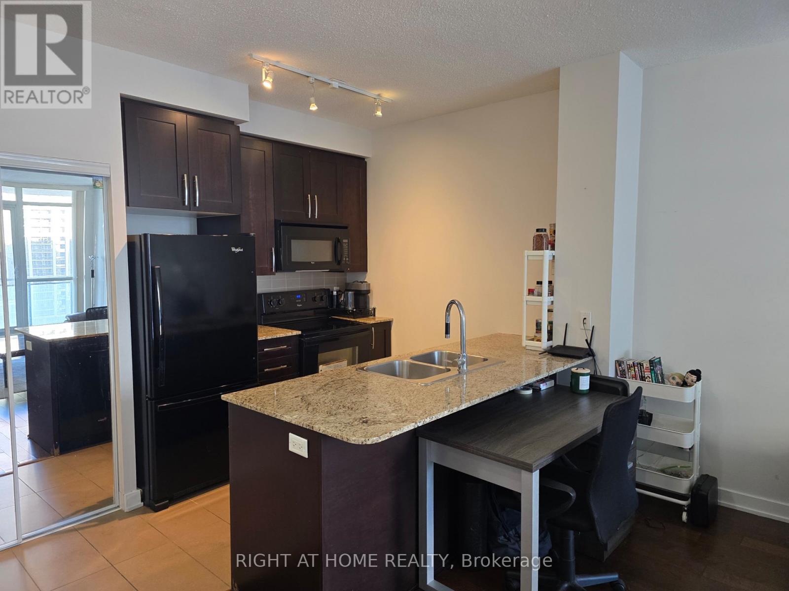 1101 - 4070 Confederation Parkway, Mississauga (Creditview), Ontario  L5B 0E9 - Photo 4 - W12743490