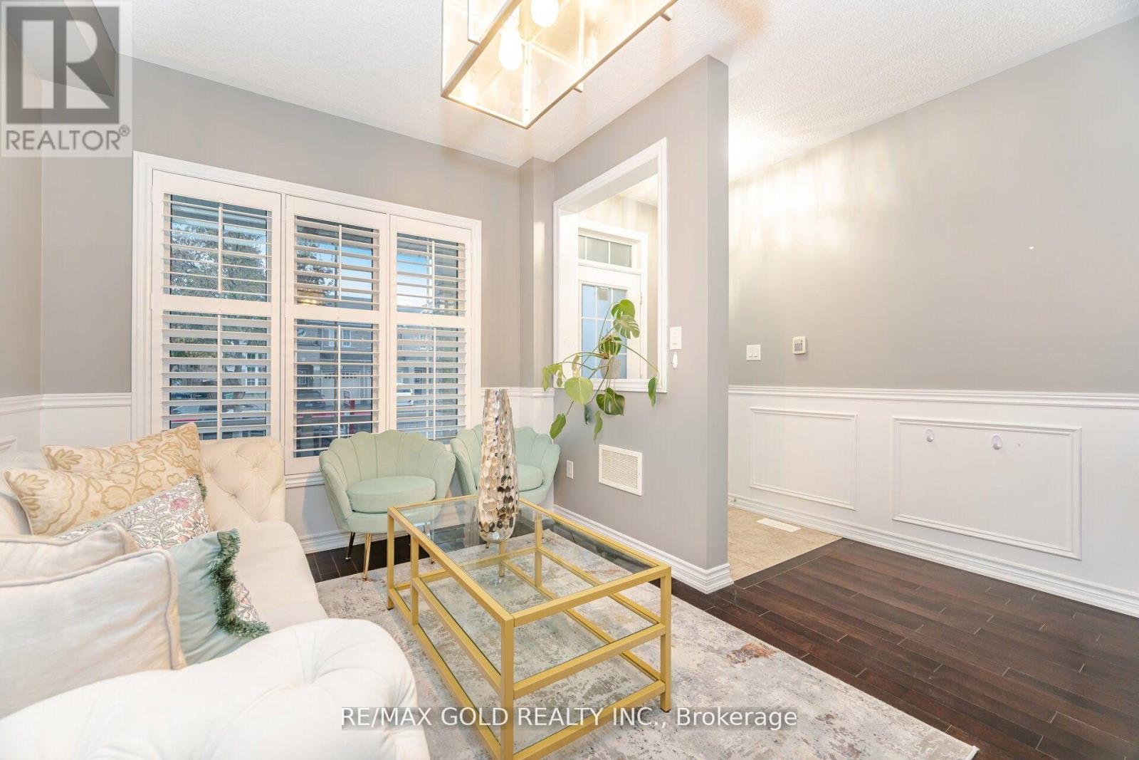 32 Daden Oaks Drive, Brampton, Ontario  L6P 3R8 - Photo 4 - W12746228