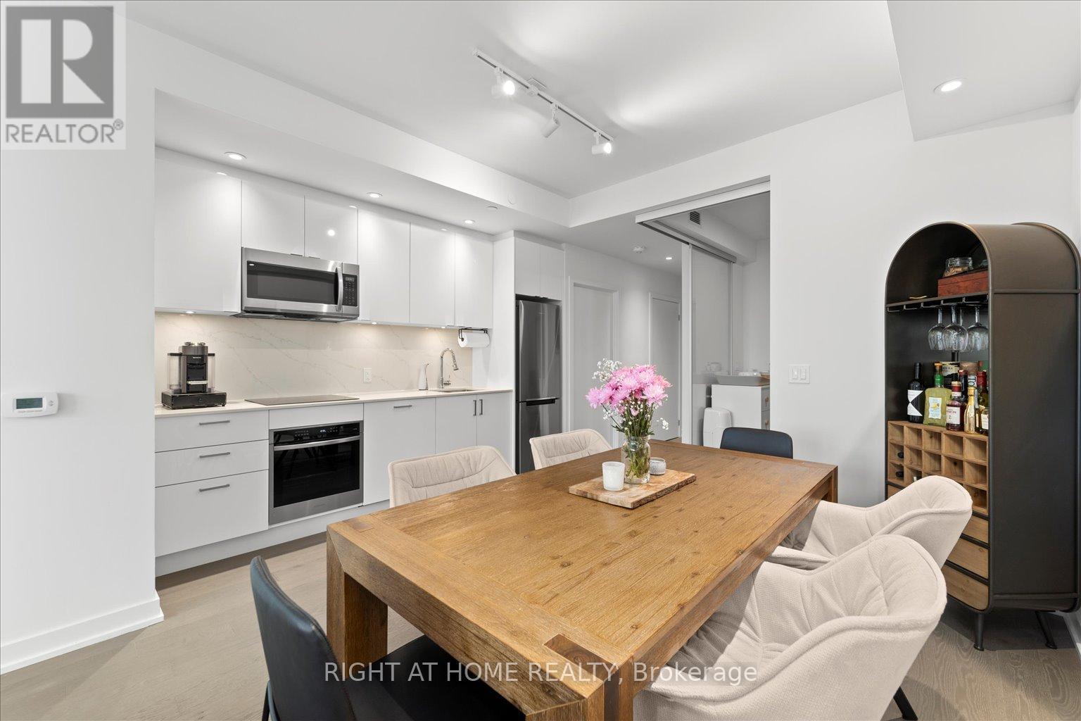 2011 - 1928 LAKE SHORE BOULEVARD W, toronto (high park-swansea), Ontario