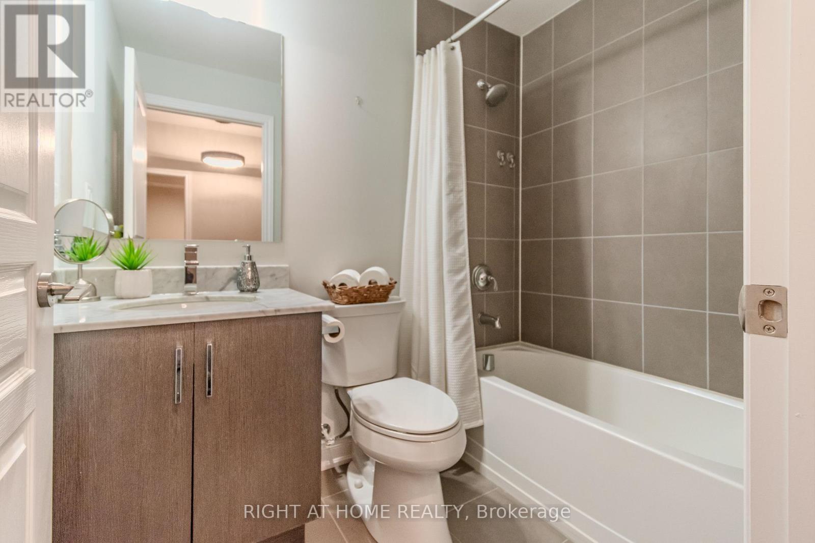 128 - 3170 Erin Mills Parkway, Mississauga (Erin Mills), Ontario  L5L 0B6 - Photo 7 - W12746294