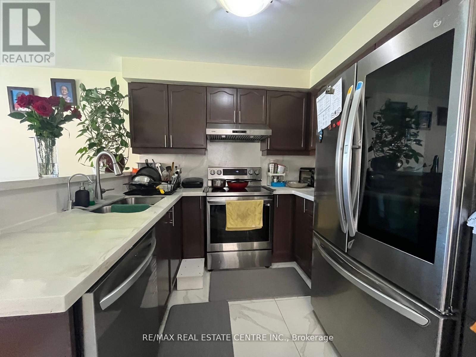 37 Parisian Road, Brampton (Vales Of Castlemore), Ontario  L6P 2T2 - Photo 10 - W12746324