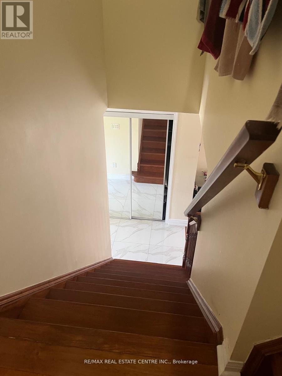 37 Parisian Road, Brampton (Vales Of Castlemore), Ontario  L6P 2T2 - Photo 15 - W12746324