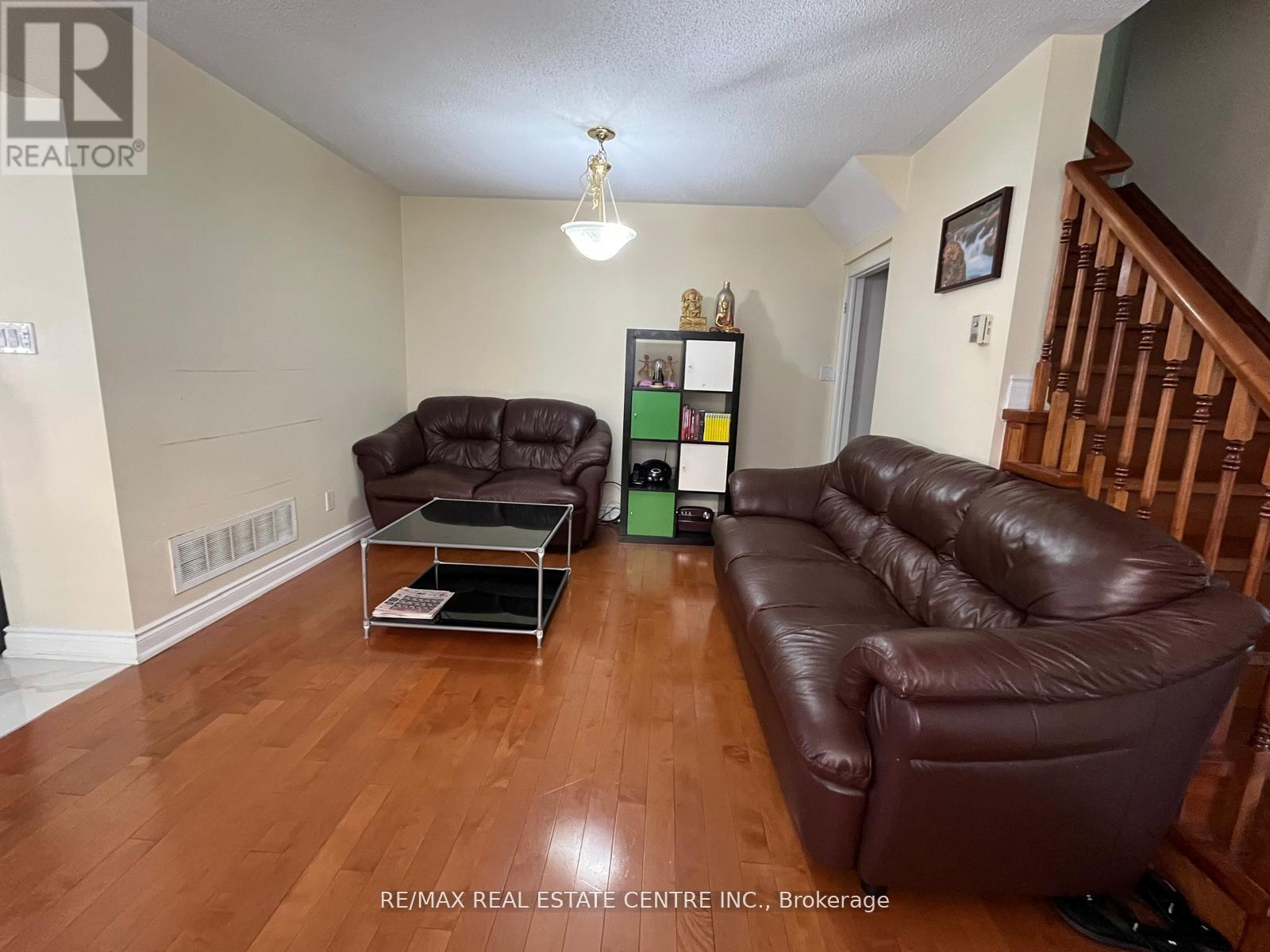 37 Parisian Road, Brampton (Vales Of Castlemore), Ontario  L6P 2T2 - Photo 2 - W12746324