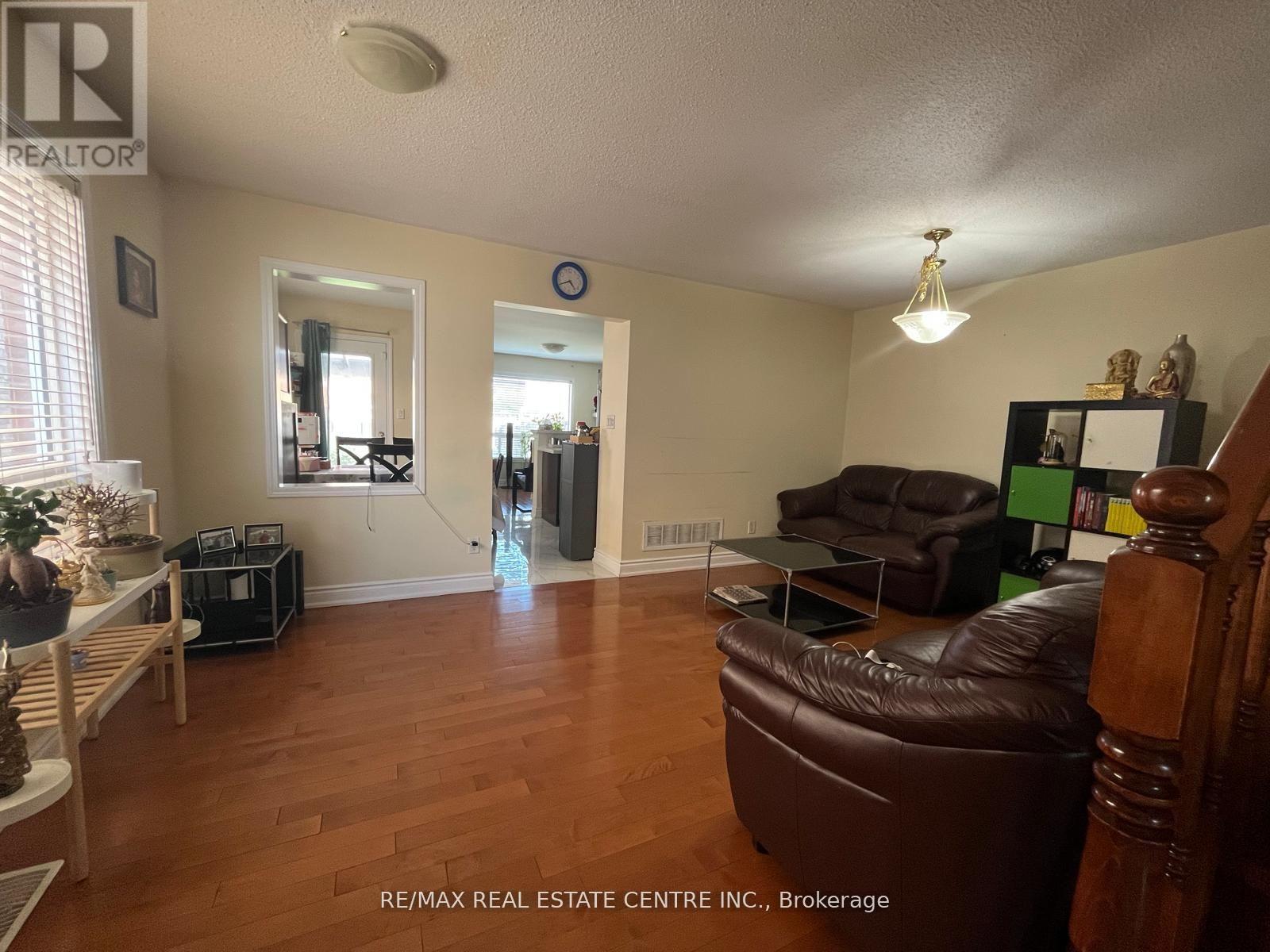 37 Parisian Road, Brampton (Vales Of Castlemore), Ontario  L6P 2T2 - Photo 3 - W12746324