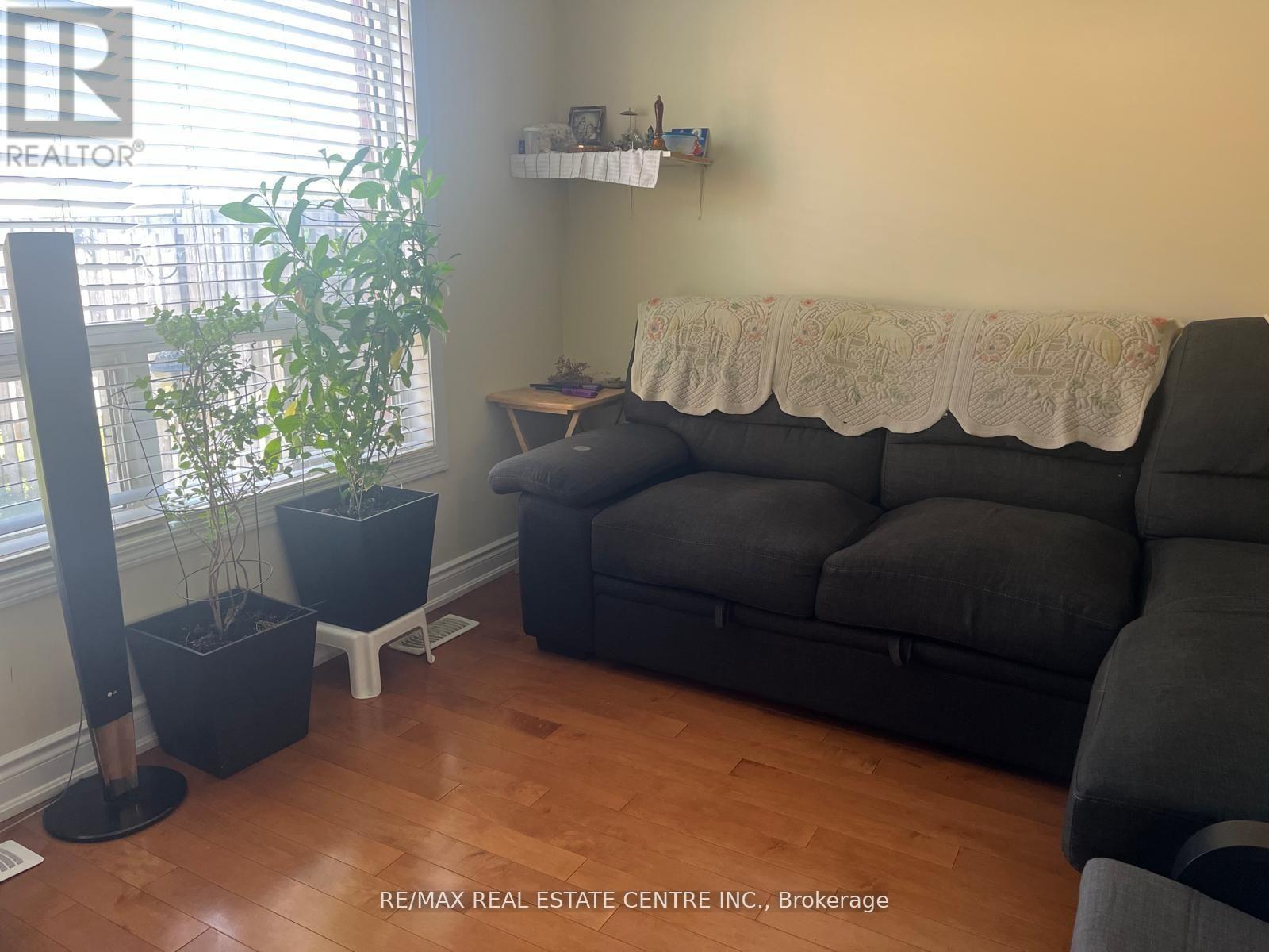 37 Parisian Road, Brampton (Vales Of Castlemore), Ontario  L6P 2T2 - Photo 7 - W12746324