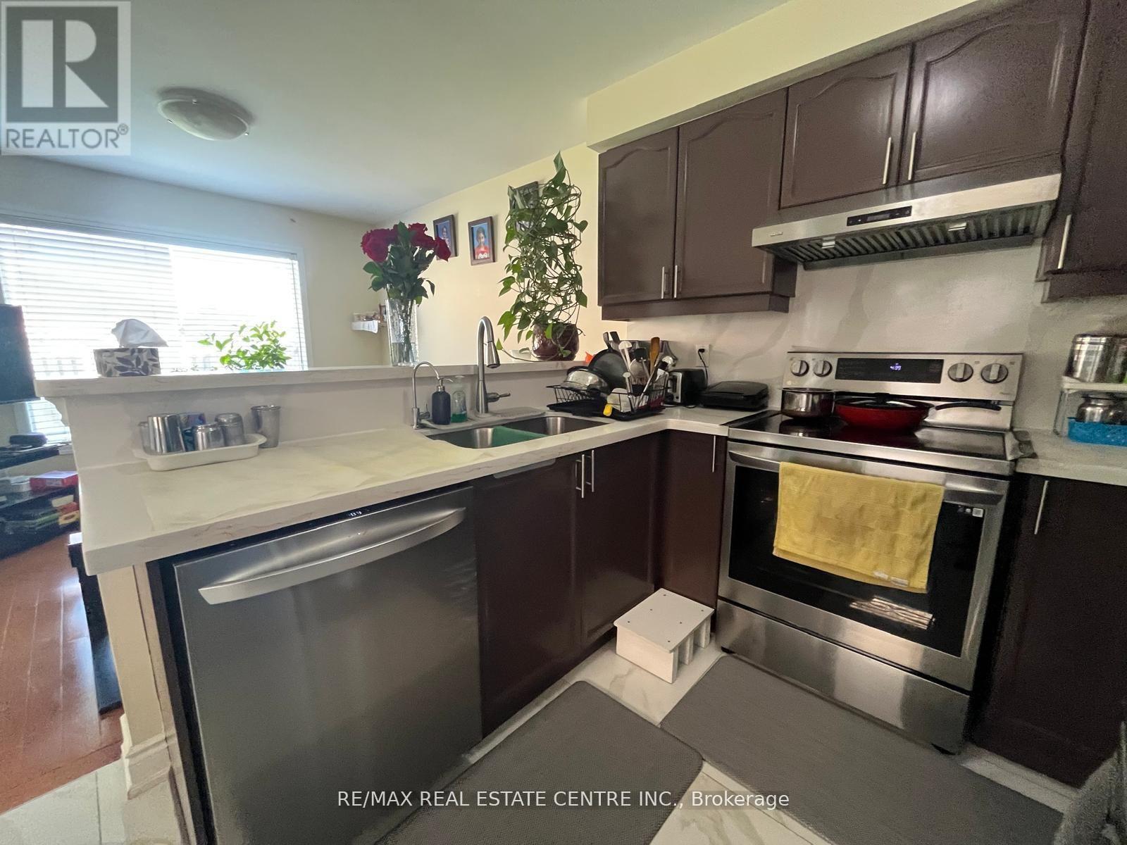 37 Parisian Road, Brampton (Vales Of Castlemore), Ontario  L6P 2T2 - Photo 8 - W12746324